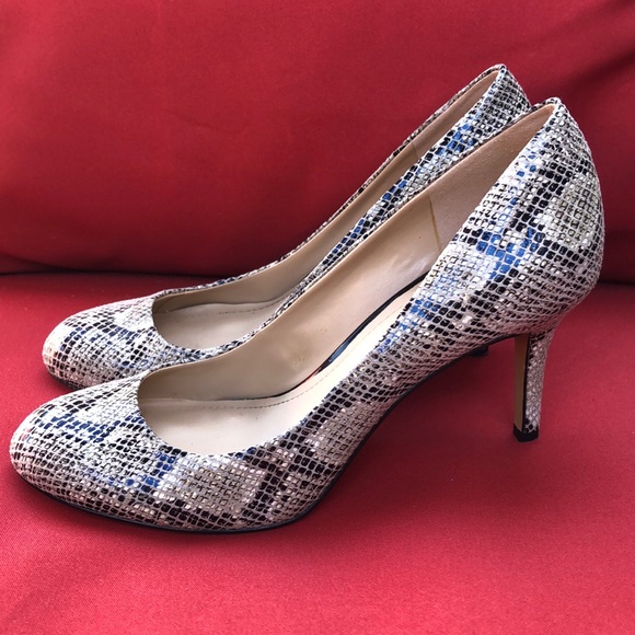VINCE CAMUTO PYTHON SNAKE PRINT GRAY HEELS - Picture 5 of 7
